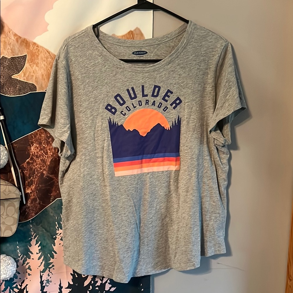 Old Navy Gray Boulder Graphic Tee